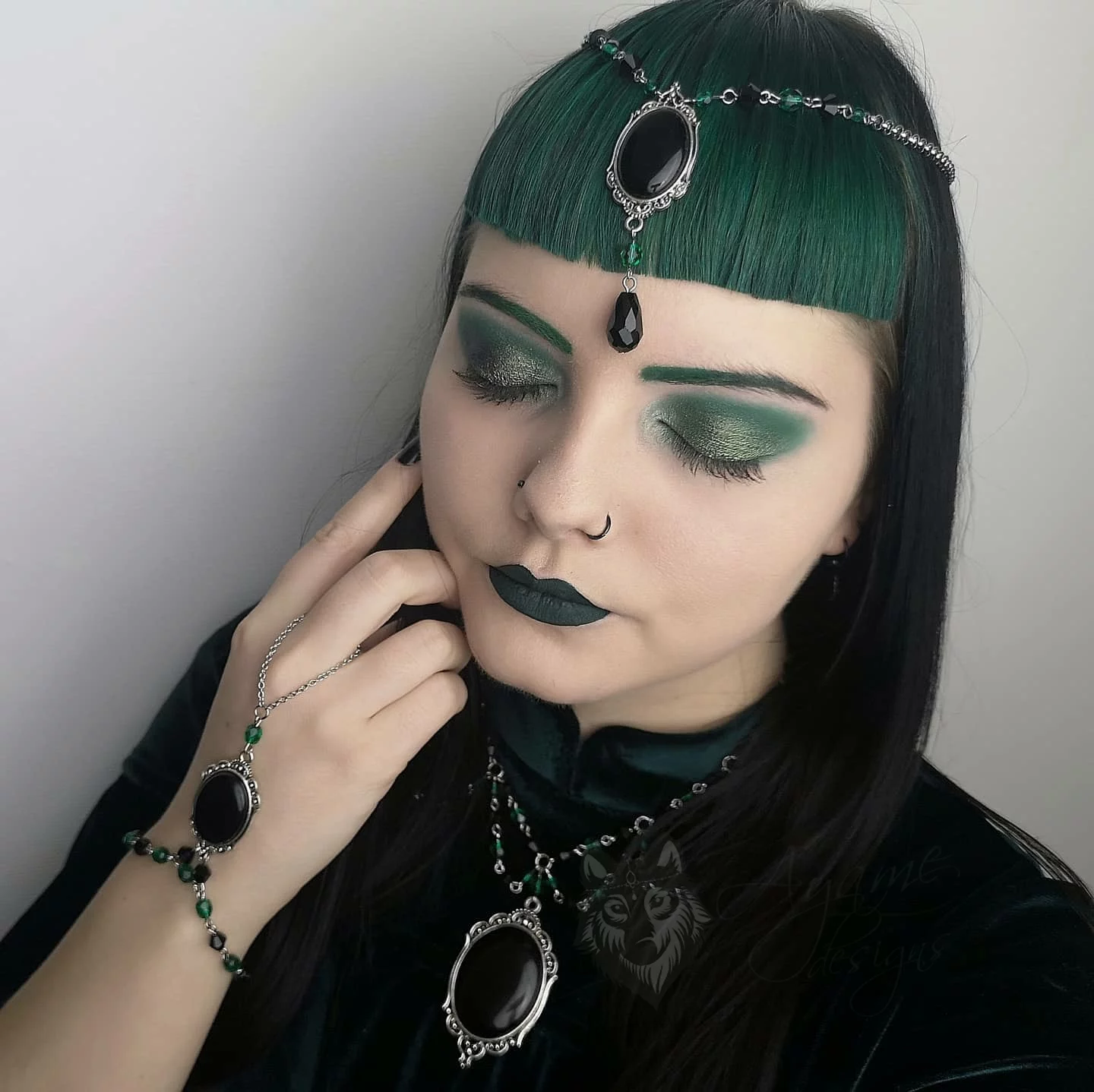 Handmade gothic jewellery set with black resin cameos in filigree frames, green Czech crystal beads and black Austrian crystal beads