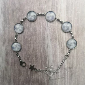 Adjustable stainless steel bracelet with small moon cabochons